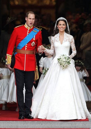 Kate princess 39s wedding dress is designed by Alexander McQueen of Designer